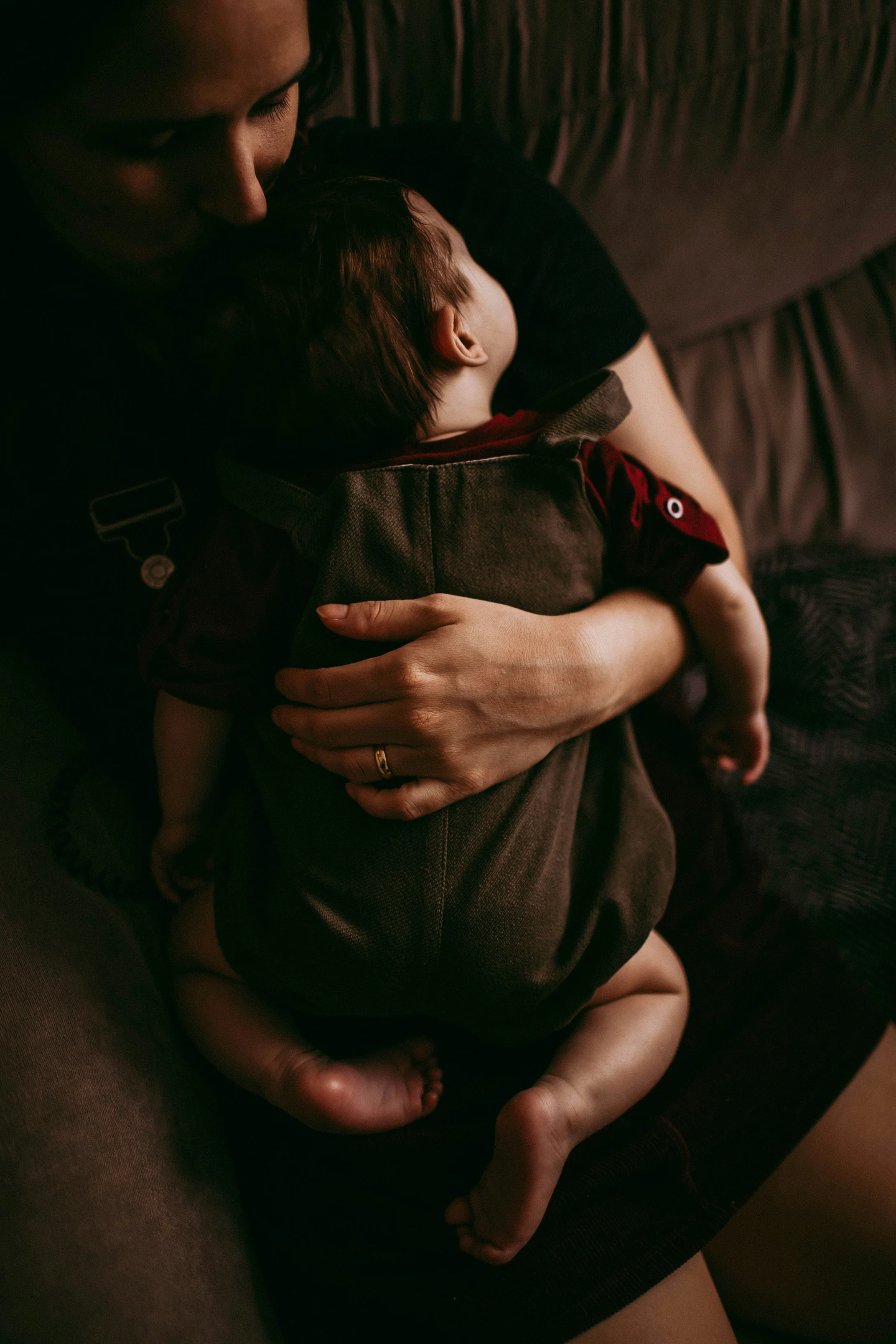 Mutter hält schlafendes Baby sanft in ihren Armen.