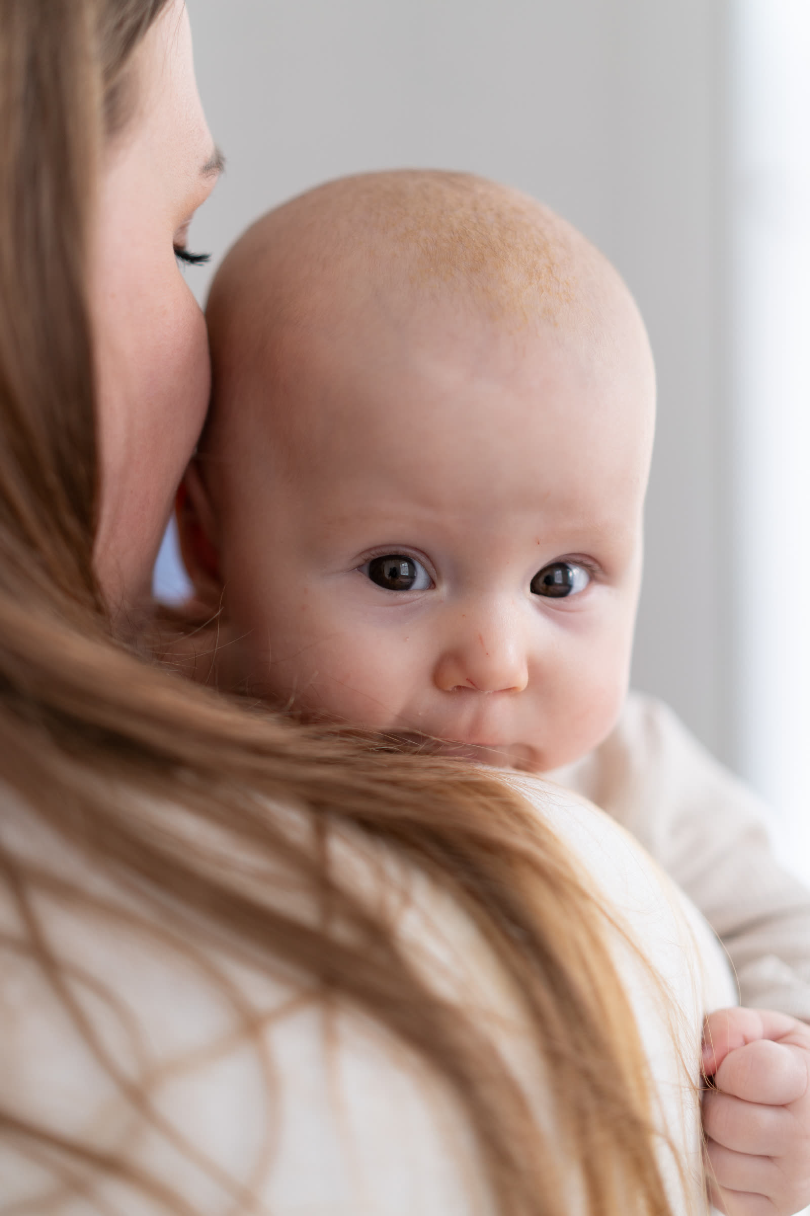 Baby an der Schulter der Mutter