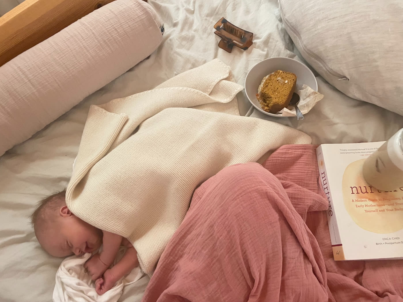 Neugeborenes im Bett